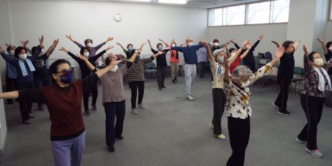 会員が集まって体操をしている様子