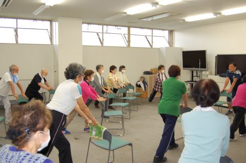 椅子を使った健康体操教室の様子