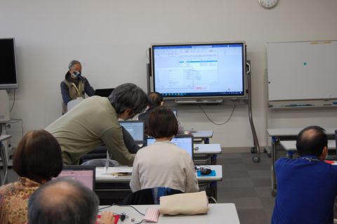 パソコン教室で画面を見ながら学ぶ会員