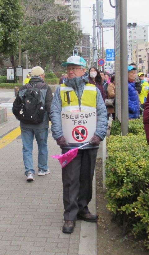 東京マラソンの沿道で案内をする会員